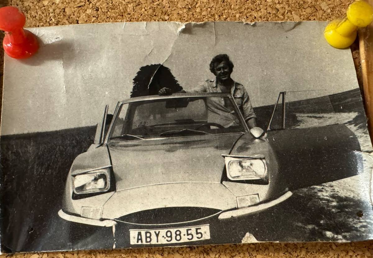 Děda u svého vozu, dobová fotografie