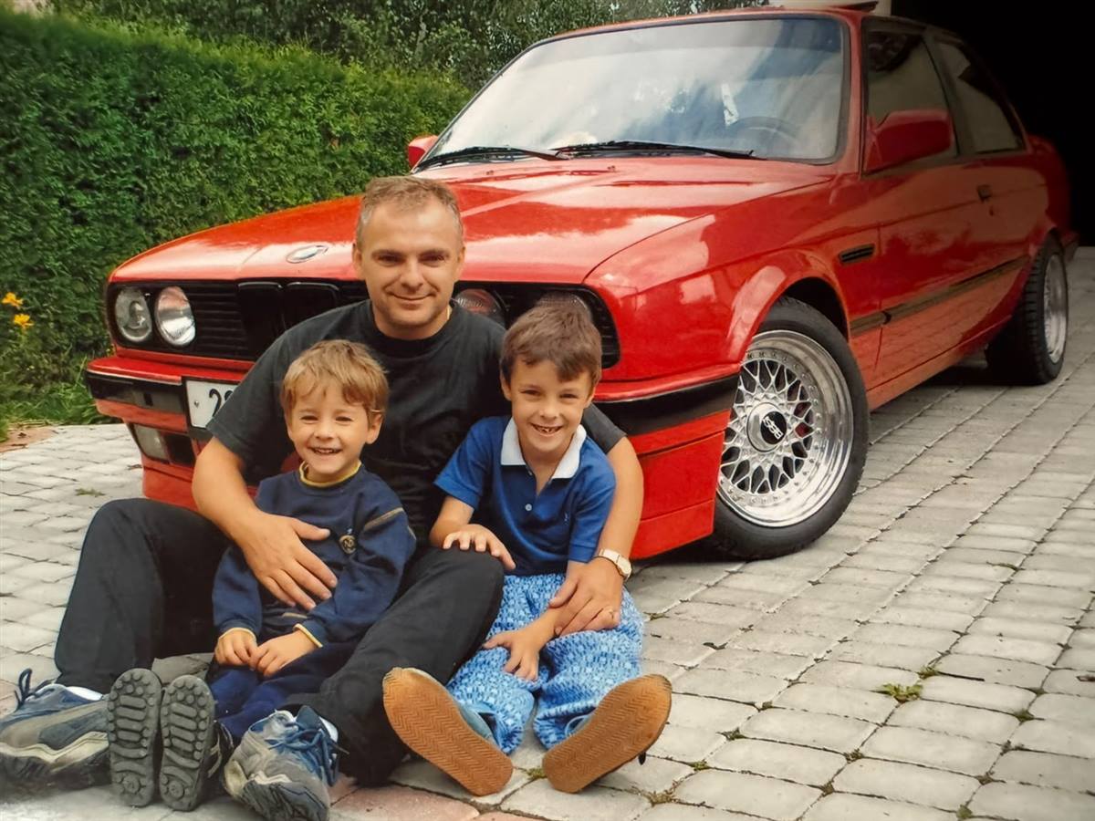Táta se syny u červeného BMW E30 318is