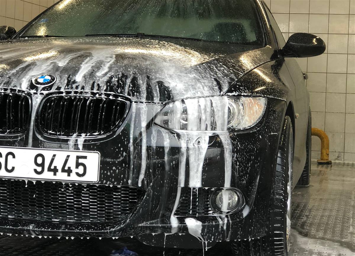 Černé BMW řady 3 kupé v mycí lince